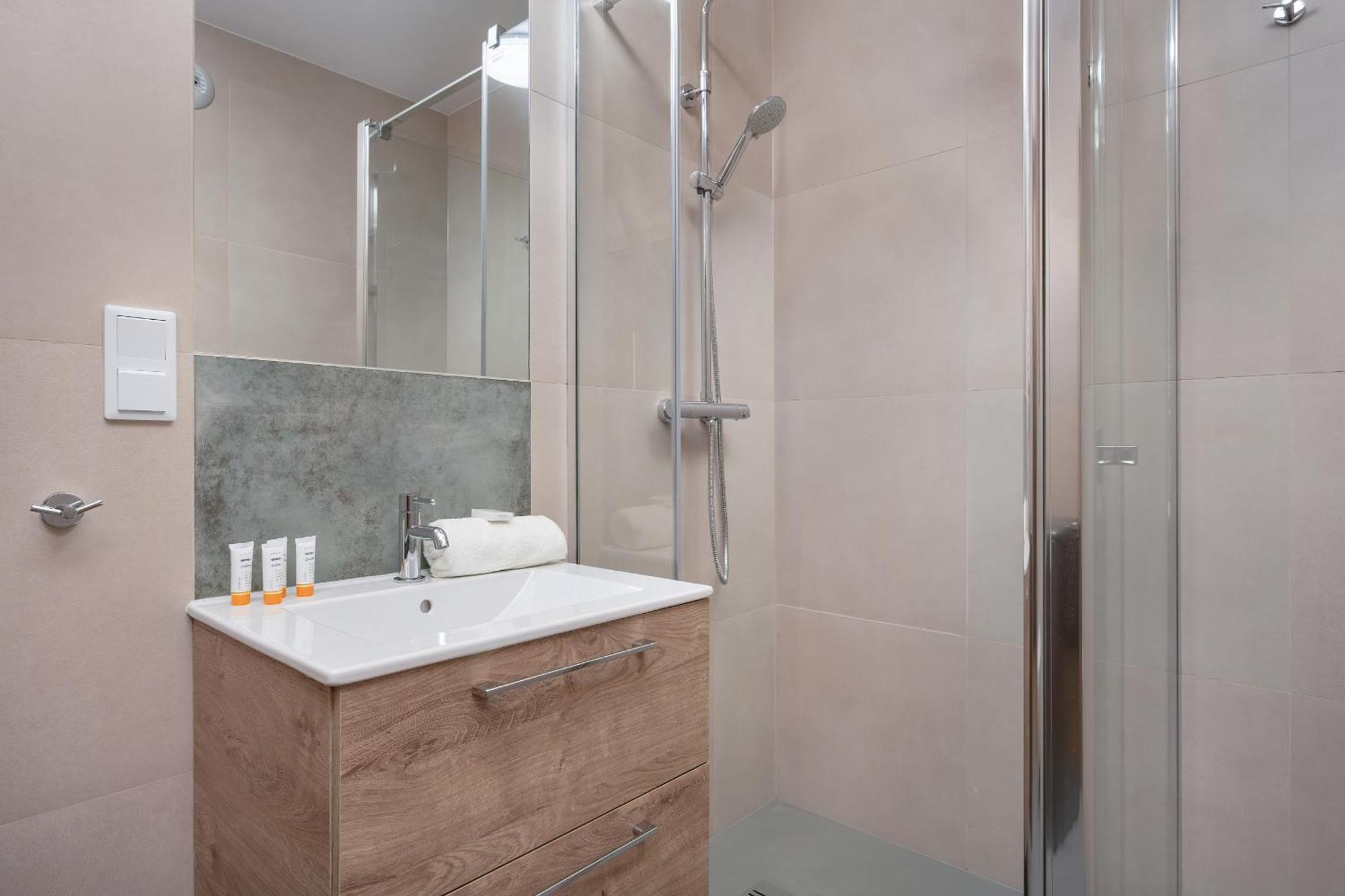 Wroclaw 1-Bedroom Apartment With Parking & Balcony By Noclegi Renters Bagian luar foto