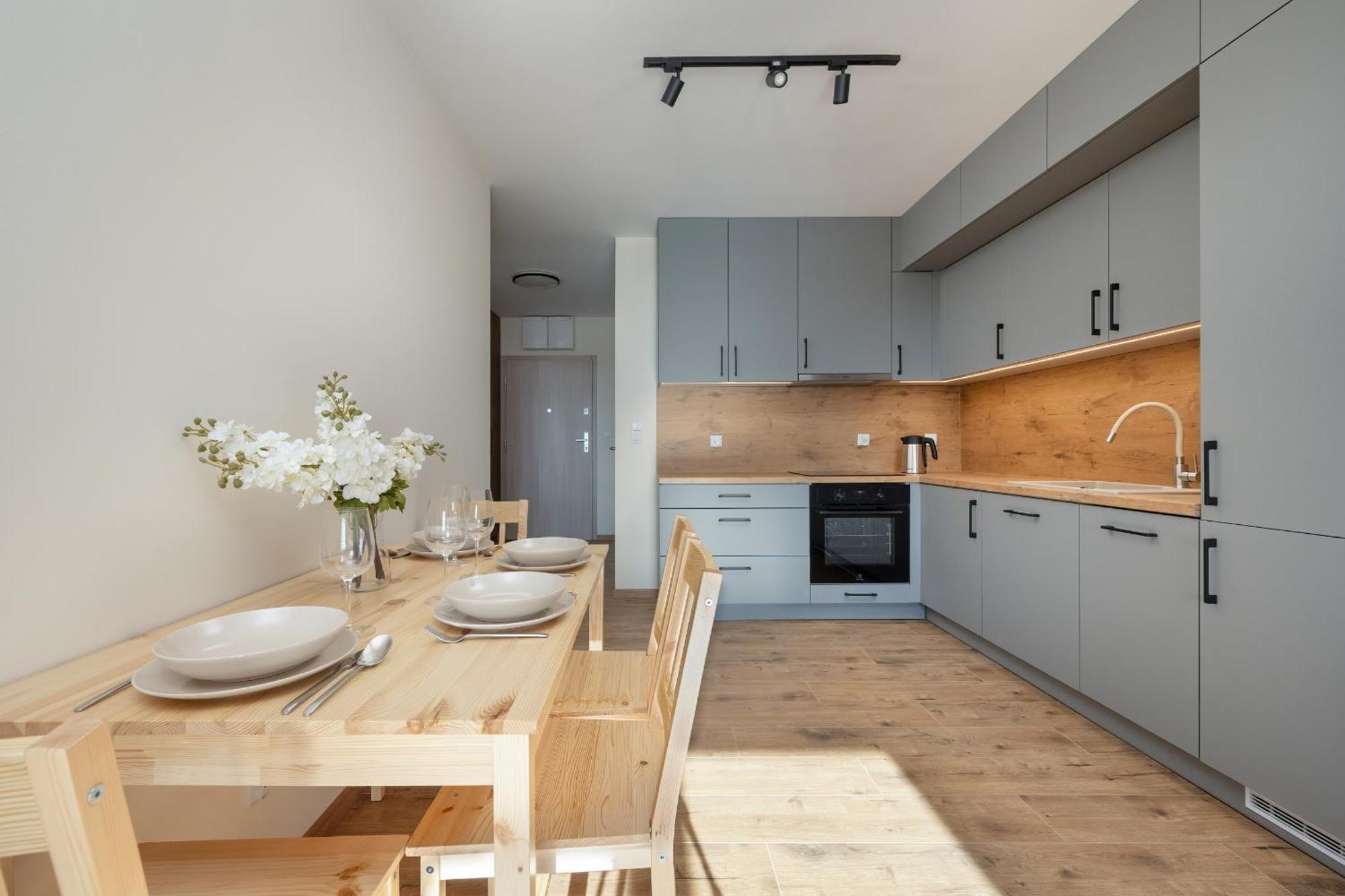 Wroclaw 1-Bedroom Apartment With Parking & Balcony By Noclegi Renters Bagian luar foto
